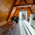 Petit Avec Terrasse Chalet *