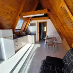 Petit Avec Terrasse