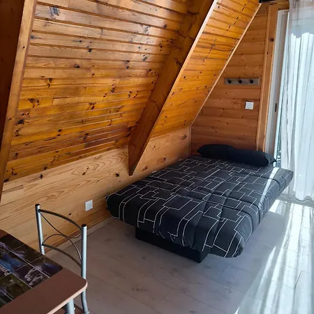 Petit Avec Terrasse Chalet Oust